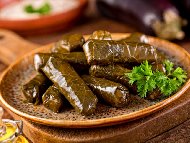 Рецепта Сарми с лозови листа по гръцки с плънка от телешко мляно месо, стафиди и кедрови ядки